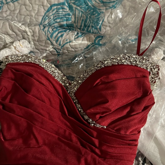 This dress is only worn once. No alteration. Bust 34. Waist 26 and hips 37 - Picture 4 of 7